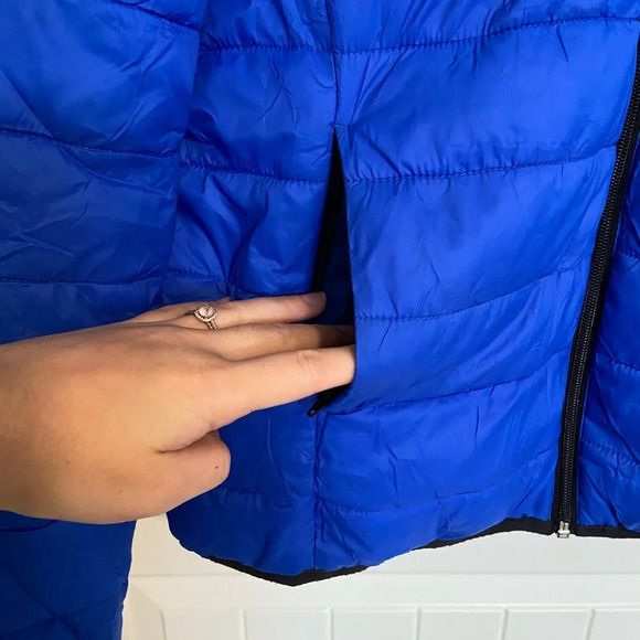 EUC | Adult workout ultra lightweight electric blue‎ puffer jacket — medium - Picture 3 of 8